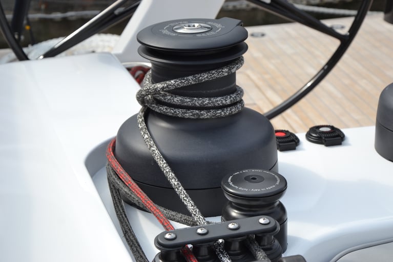 Antal Manual Winches: Plain Top &amp; Self-Tailing for Cruisers &amp; Racers