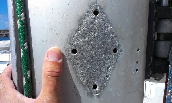 Galvanic corrosion on an aluminium mast