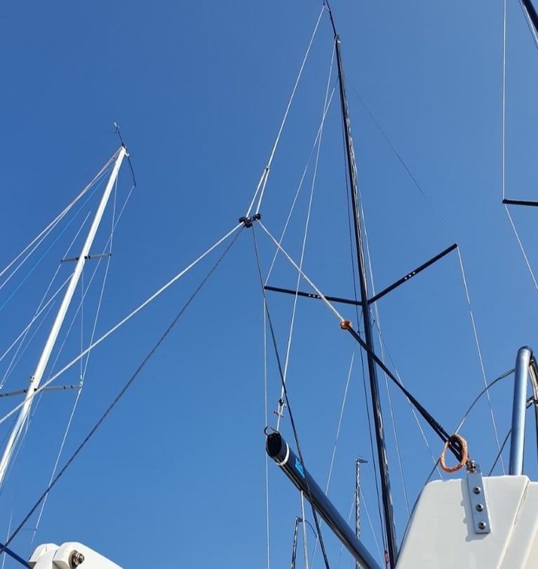 Backstay purchase systems for small keelboats